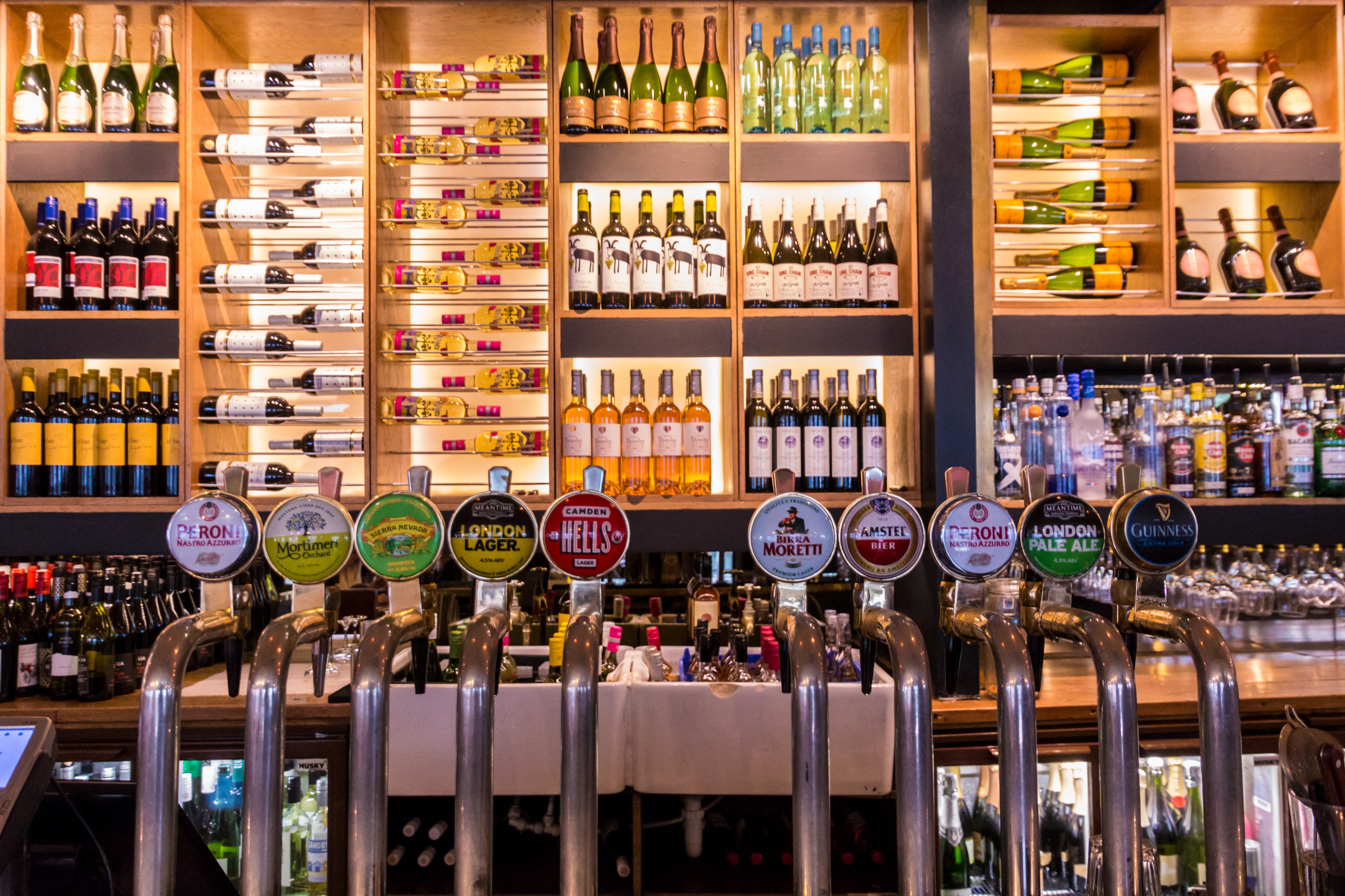 Ordering a drink in a British Pub: The Basics